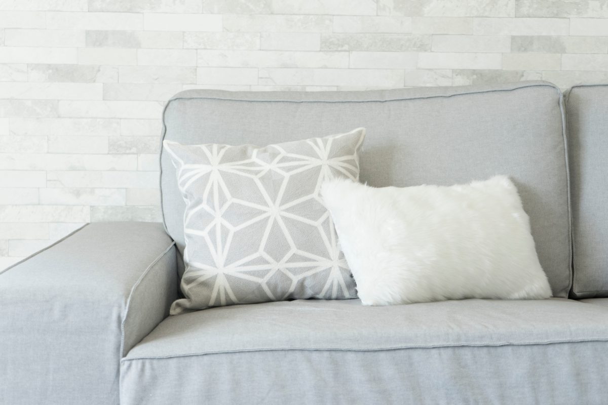 Idées créatives pour customiser votre canapé avec des coussins